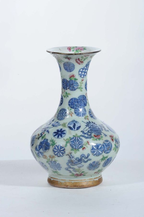 Vaso in prcellana decorato a motivo floreale con simboli taoisti, Cina