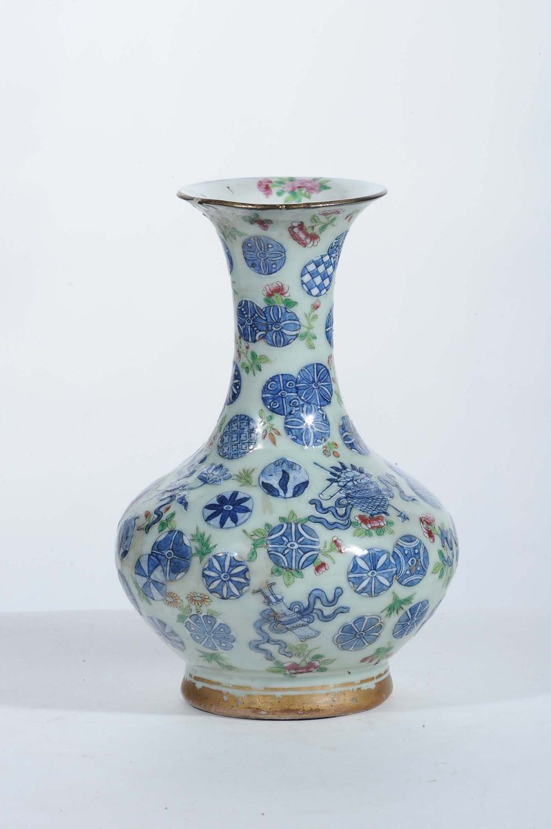 Vaso in prcellana decorato a motivo floreale con simboli taoisti, Cina  - Asta Asta OnLine 02-2012 - Cambi Casa d'Aste