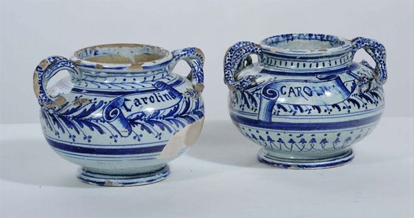 Coppia di vasi da elittuari in porcellana bianca e blu