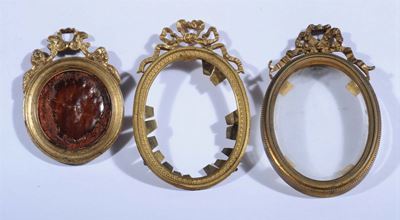 Tre Cornici Ovali da Miniature in Bronzo Dorato, XIX Secolo