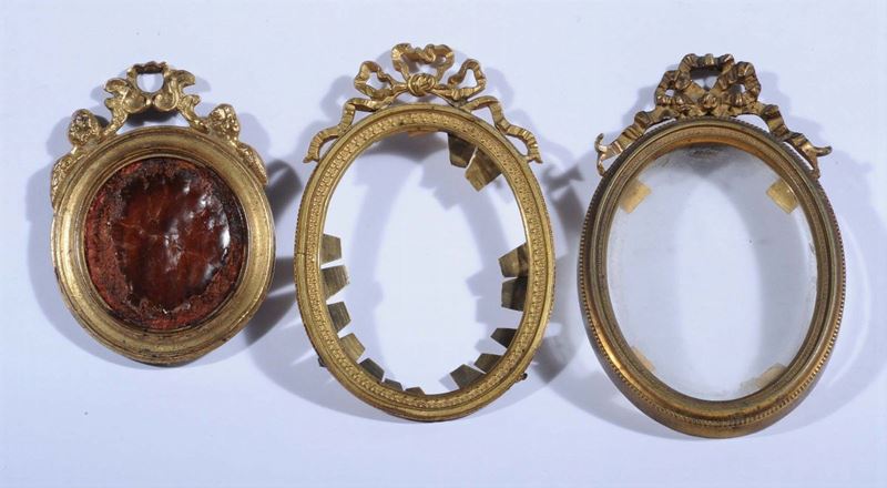 Tre cornici ovali da miniature in bronzo dorato, XIX secolo  - Asta Asta OnLine 05-2012 - Cambi Casa d'Aste