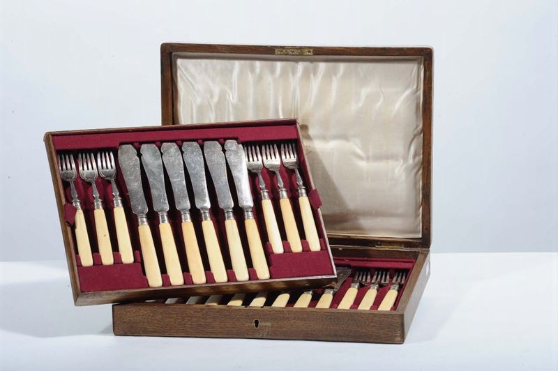 Servizio di posate da dolce in argento con manici in avorio, Inghilterra  - Auction Antiques and Old Masters - Cambi Casa d'Aste