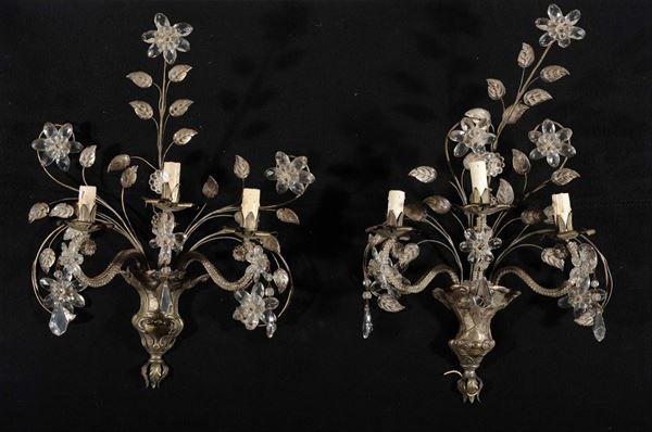 Coppia di appliques a tre luci in metallo argentato e cesellato, XIX secolo