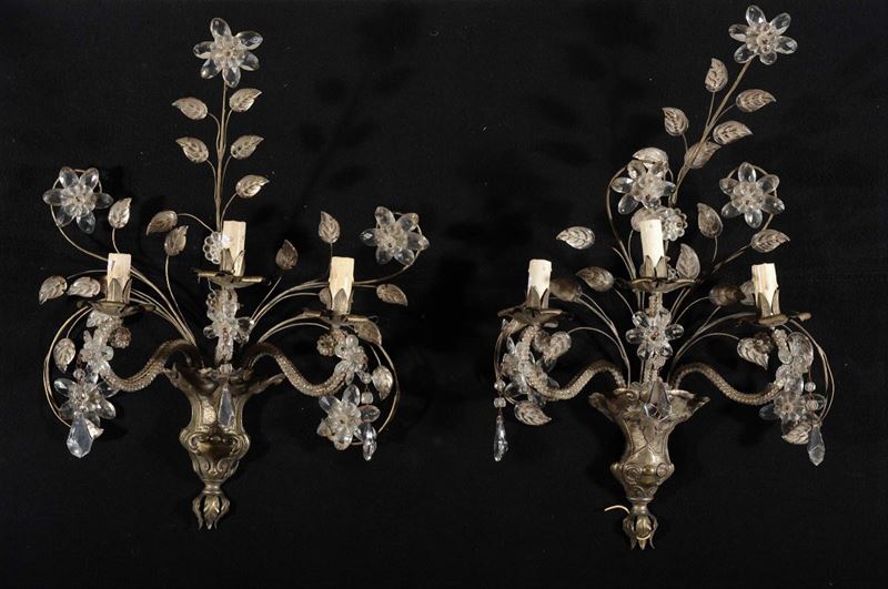 Coppia di appliques a tre luci in metallo argentato e cesellato, XIX secolo  - Asta Antiquariato e Dipinti Antichi - Cambi Casa d'Aste