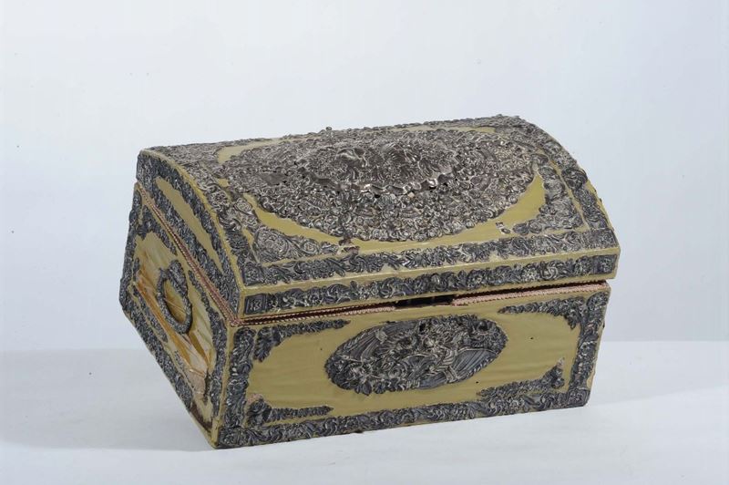 Bauletto in legno rivestito con lamina d'argento, XIX secolo  - Asta Asta OnLine 02-2012 - Cambi Casa d'Aste