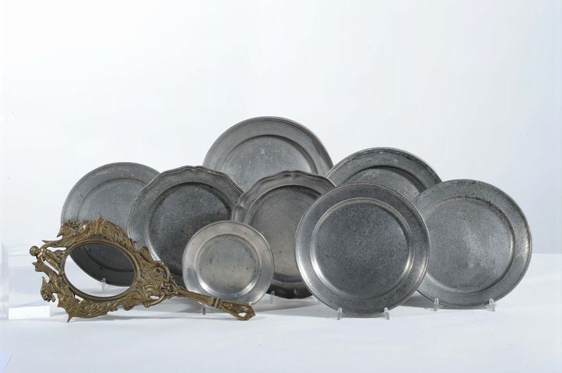 Insieme di piatti in peltro più portaspecchio in bronzo  - Auction OnLine Auction 02-2012 - Cambi Casa d'Aste