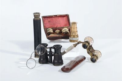 Insieme di Binocoli da Teatro, Cannocchiali e Occhiali D'epoca