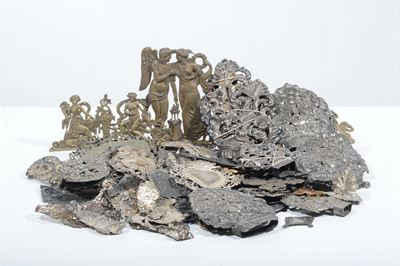 Insieme di Placche, Canti ed Elementi in Argento Sbalzato