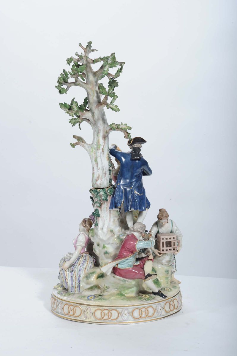 Gruppo in Porcellana di Meissen Raffigurante Scena Galante Attorno Ad Albero, XIX Secolo