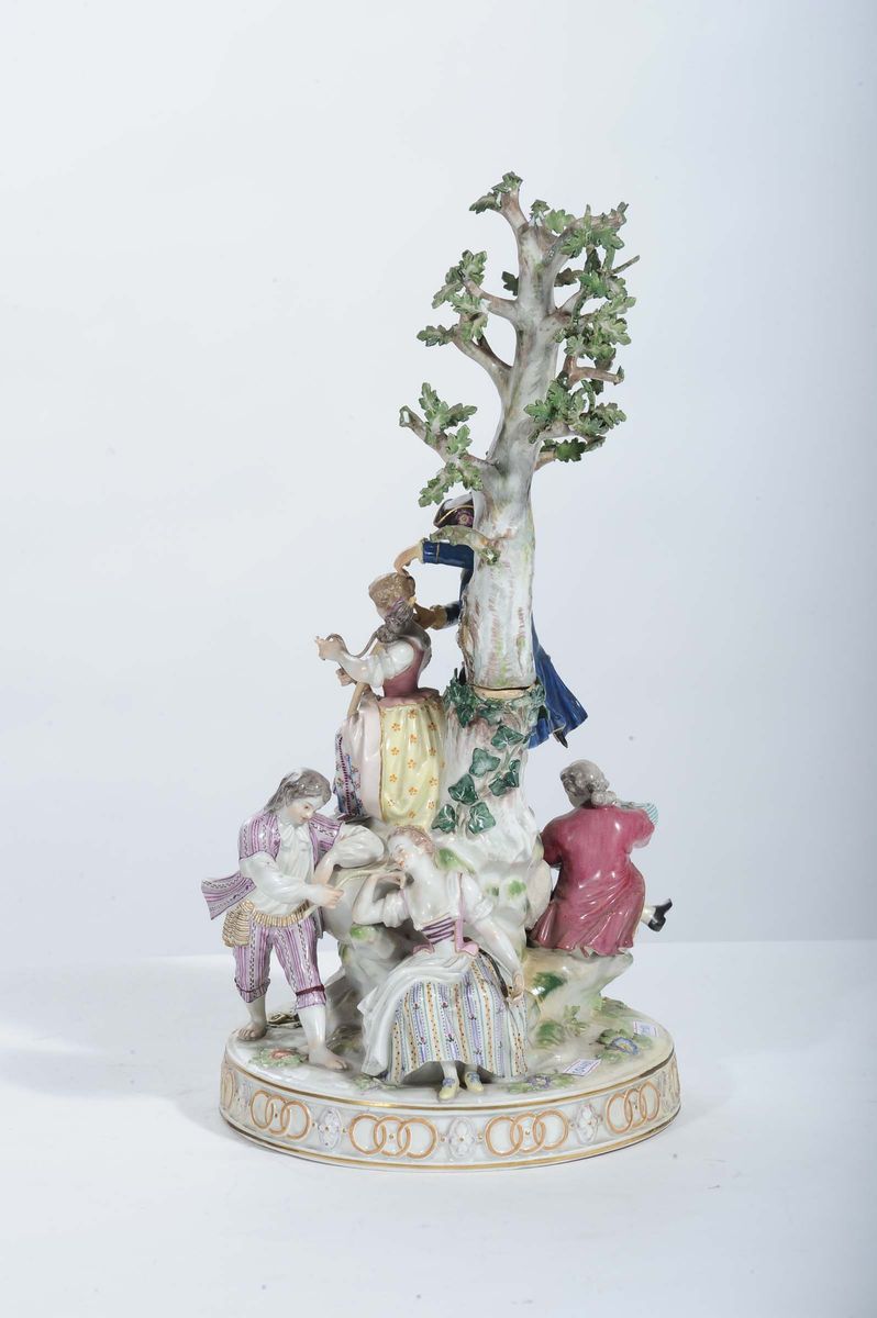 Gruppo in Porcellana di Meissen Raffigurante Scena Galante Attorno Ad Albero, XIX Secolo