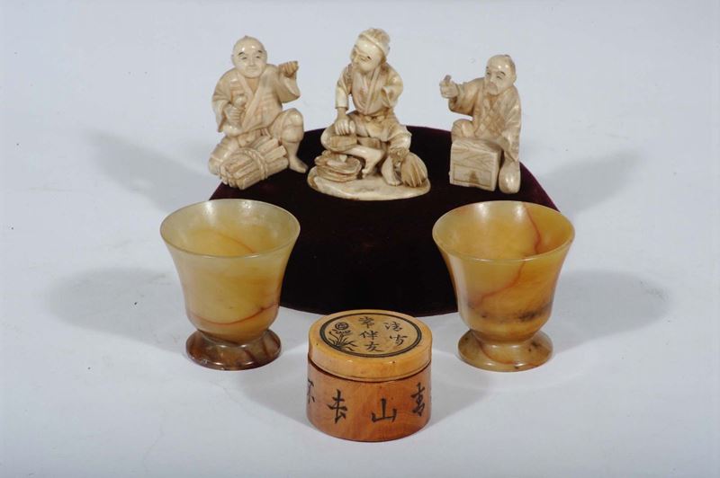Tre figurine in avorio scolpito, Giappone  - Asta Antiquariato e Dipinti Antichi - Cambi Casa d'Aste