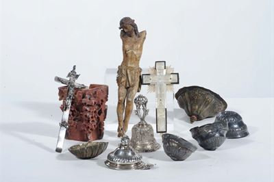 Insieme di Crocefissi e Vaschette di Acquasantiera in Argento ed Altro
