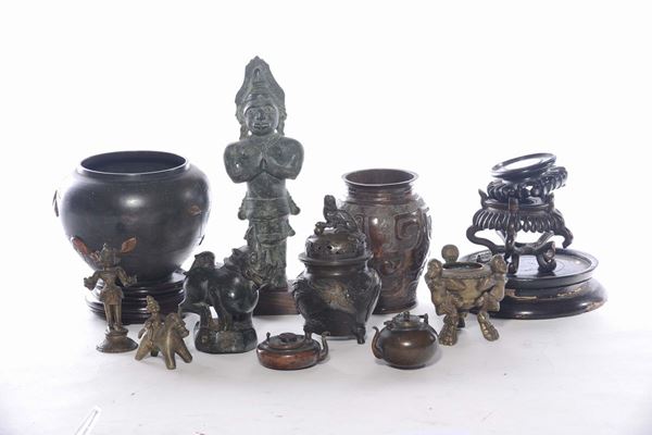 Insieme di oggetti cinesi in bronzo