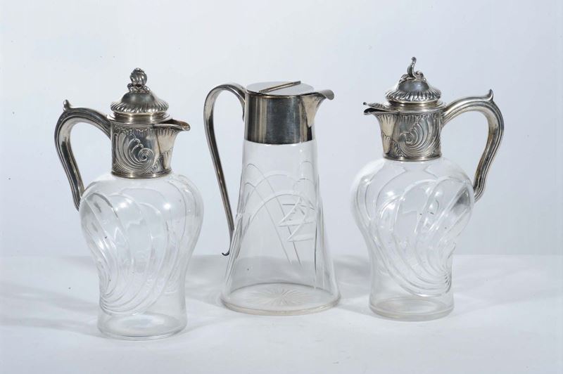 Tre brocche in cristallo con manico e coperchio in argento di cui una coppia  - Asta Asta OnLine 02-2012 - Cambi Casa d'Aste