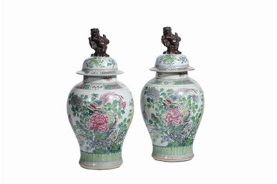 Coppia di Potiches Imari in Porcellana a Fondo Chiaro, Inizi XIX Secolo