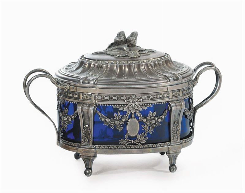 Zuccheriera in argento sbalzato e cesellato e cristallo blu, Francia fine XVIII secolo  - Auction Antiques and Old Masters - Cambi Casa d'Aste