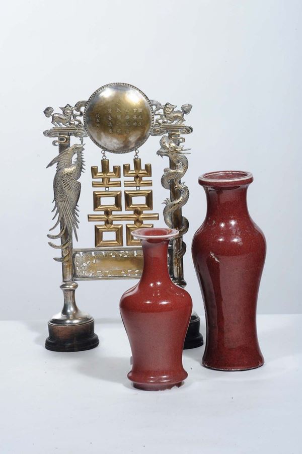 Lotto composto da gong e due vasi diversi sangue di bue, Cina