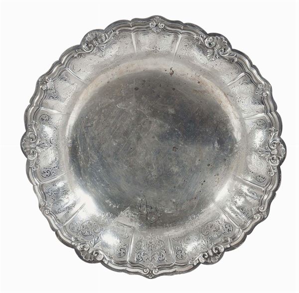 Alzata in argento sbalzato e cesellato, gr. 2000 circa