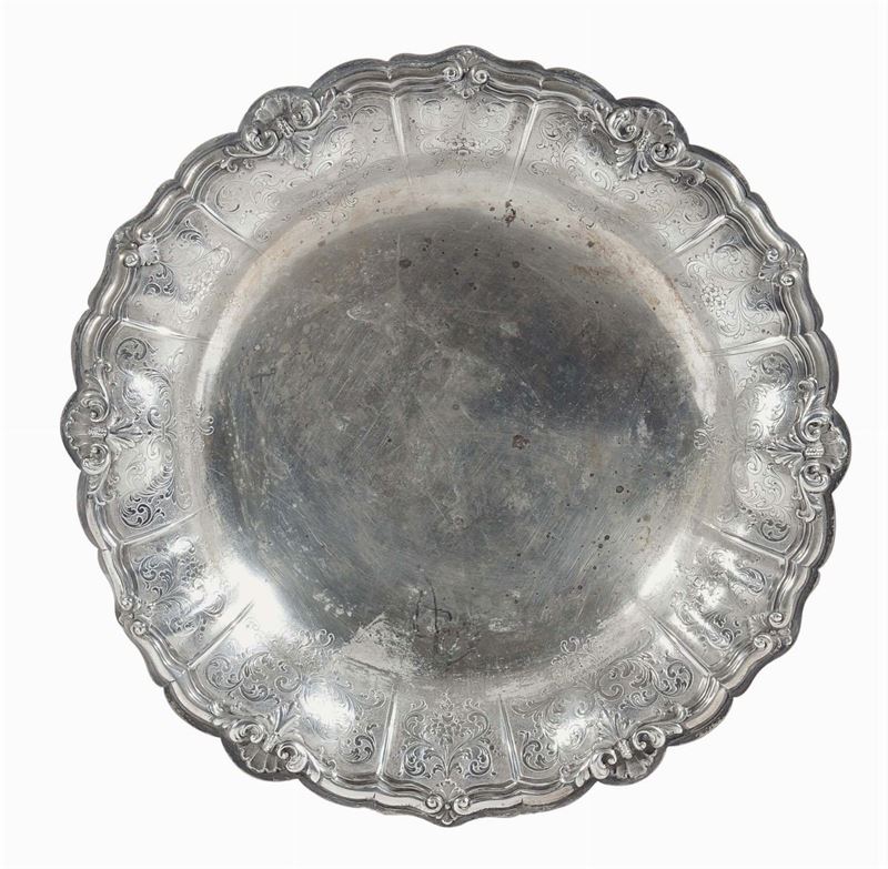 Alzata in argento sbalzato e cesellato, gr. 2000 circa  - Auction Antiques and Old Masters - Cambi Casa d'Aste
