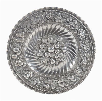 Piatto in Argento Sbalzato e Cesellato, Gr.1500 Circa
