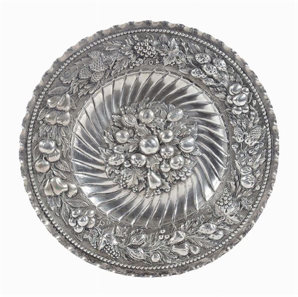 Piatto in argento sbalzato e cesellato, gr.1500 circa