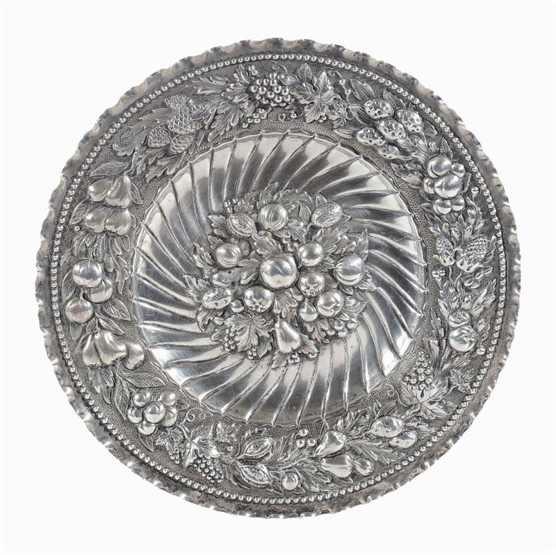 Piatto in argento sbalzato e cesellato, gr.1500 circa  - Asta Antiquariato e Dipinti Antichi - Cambi Casa d'Aste