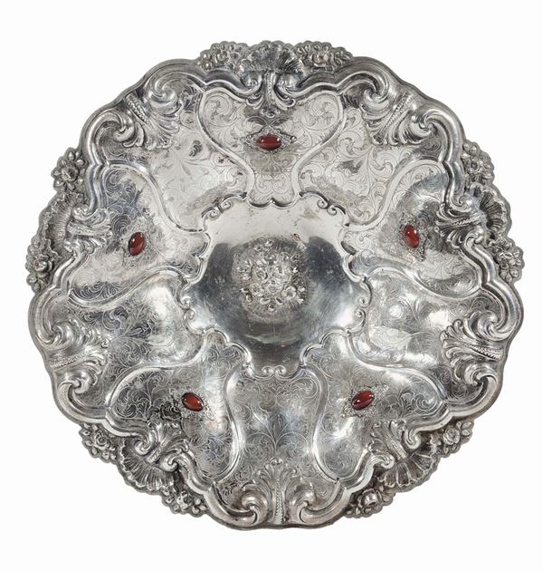Alzata in argento sbalzato e cesellato, gr 1800 circa