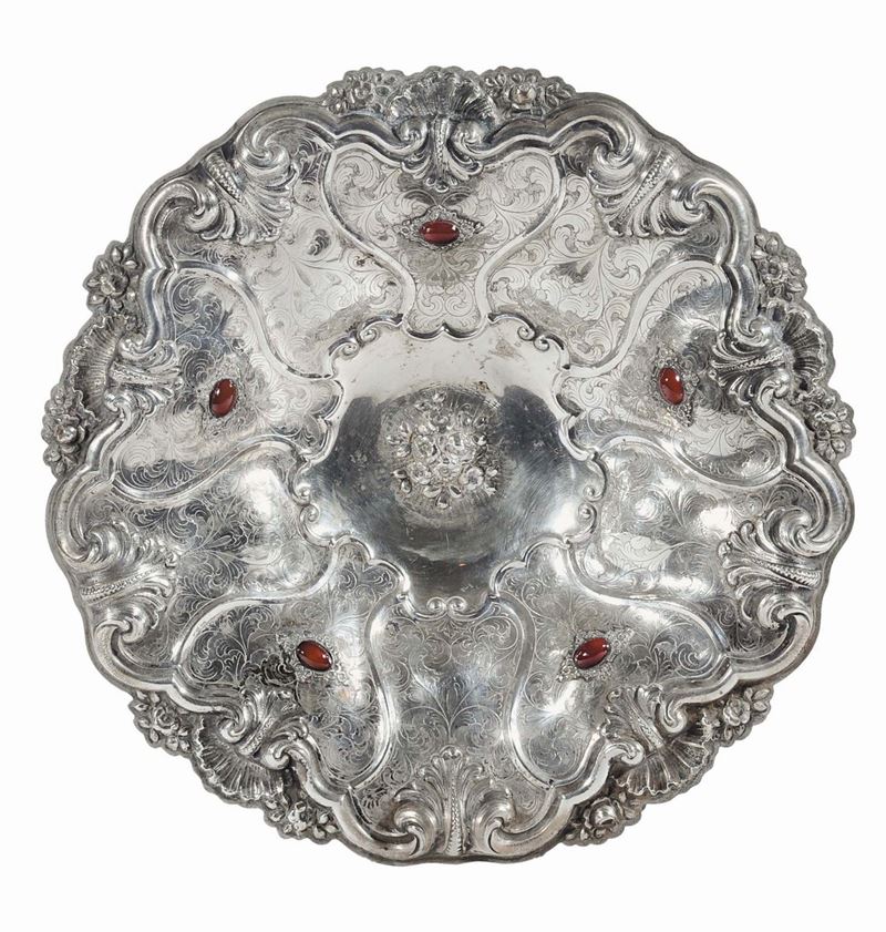 Alzata in argento sbalzato e cesellato, gr 1800 circa  - Asta Argenti e Gioielli Antichi e Contemporanei - Cambi Casa d'Aste