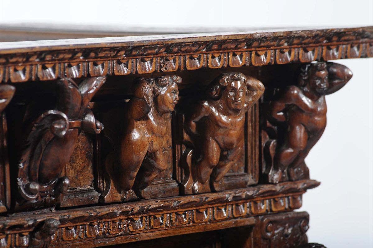 Piccolo Stipo in Lin Noce Scolpito a “ Bambocci”, Genova XVII Secolo