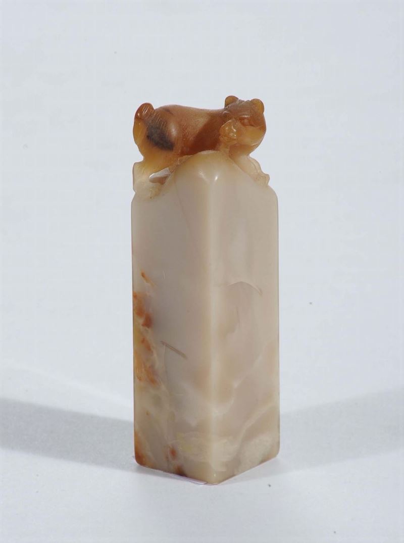Sigillo in pietra saponaria con cane sulla sommità  - Auction OnLine Auction 02-2012 - Cambi Casa d'Aste