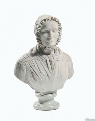Busto in Marmo Bianco Raffigurante Figura Femminile con Cuffietta