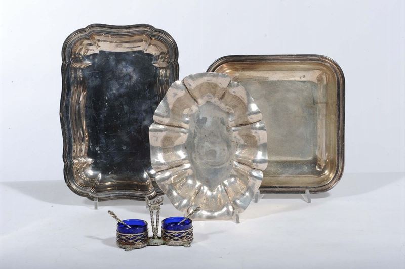 Lotto di tre piatti diversi in argento, gr. 800 circa  - Asta Antiquariato e Dipinti Antichi - Cambi Casa d'Aste