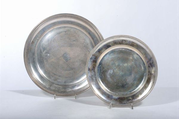 Due piatti rotondi in argento in stile luigi XVI di misure diverse, gr. 730 circa