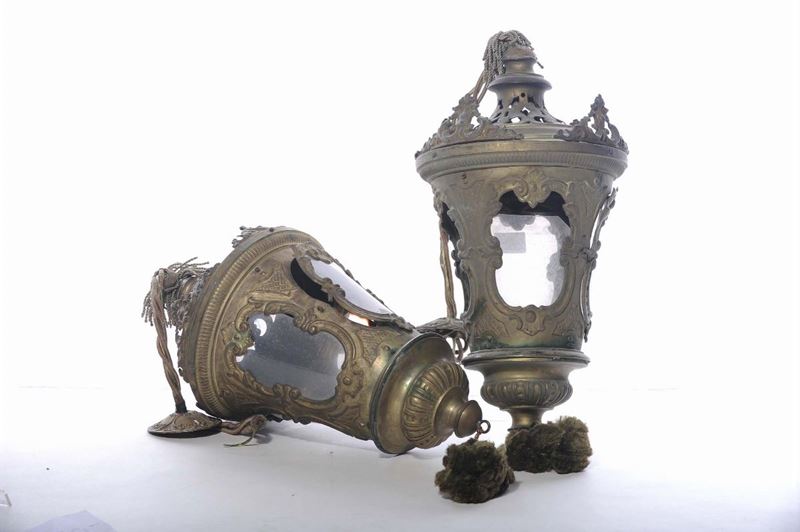 Coppia di lanterne in lamierino sbalzato, XVIII secolo  - Asta Antiquariato e Dipinti Antichi - Cambi Casa d'Aste