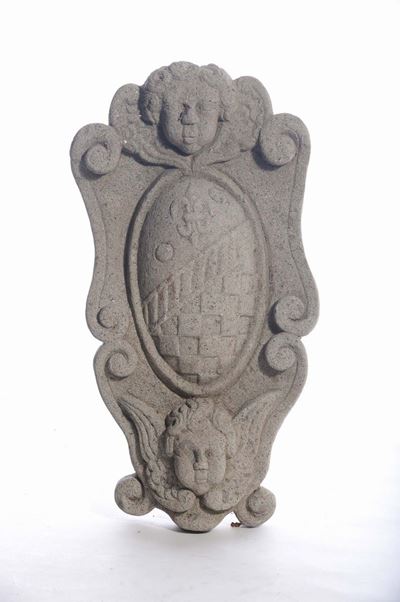 Stemma Nobiliare in Pietra Scolpita con Teste di Putti