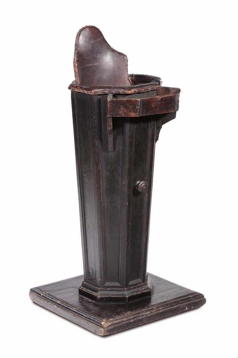 Seggiolone in legno a forma di cono con sedile in cuoio, XVIII secolo  - Auction Antiques and Old Masters - Cambi Casa d'Aste