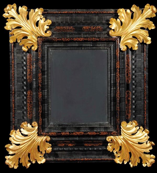 Specchiera fiamminga in legno laccato, XVII secolo
