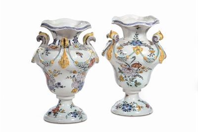 Coppia di Vasi in Ceramica con Decoro Floreale Policromo, Bologna XVIII Secolo