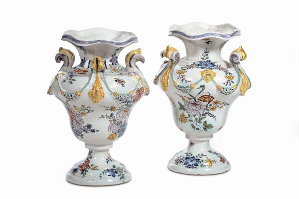 Coppia di vasi in ceramica con decoro floreale policromo, Bologna XVIII secolo