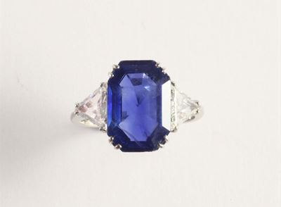 Anello con Zaffiro di Ct 8,50 Circa