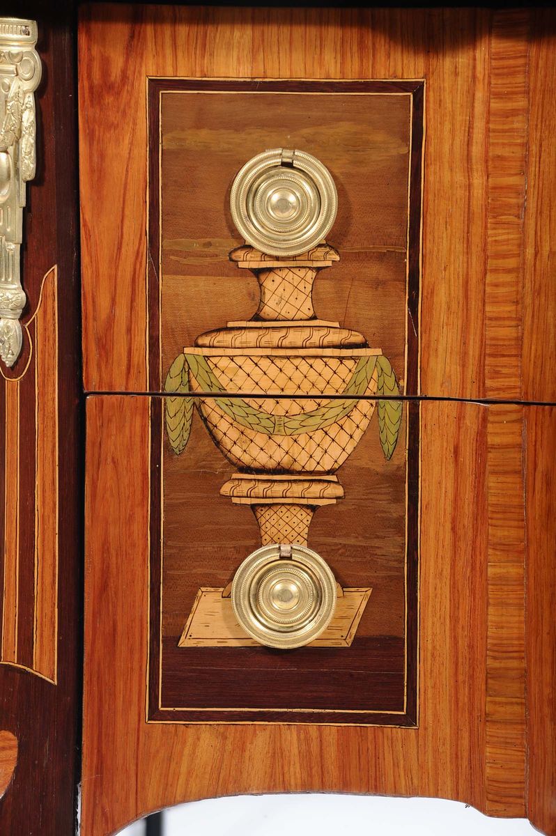 Comò Transizione Lastronato in Bois De Rose e Altre Essenze, Fine XVIII Secolo