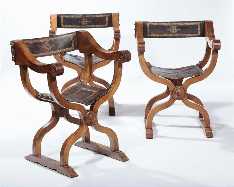 Tre poltrone con seduta e schienale in cuoio inciso tipo Savonarola  - Asta Asta OnLine 02-2012 - Cambi Casa d'Aste