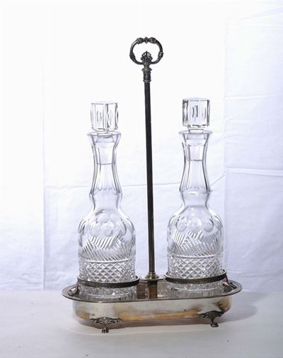 Due Bottiglie da Liquore in Cristallo Entro Portabottiglie in Argento
