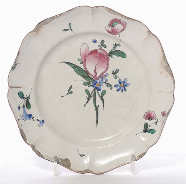 Piatto in porcellana a decoro floreale, XVIII secolo