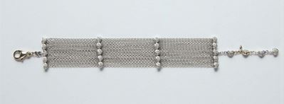 Bracciale Formato da Piccoli Pavè di Diamanti a Forma di Cuore Collegati da Catenelle
