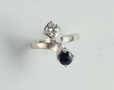 Anello Contrariè con Zaffiro e Diamante di Ct 0,60 Circa