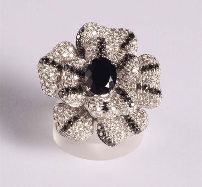 Anello con Pavé di Diamanti Bianchi e Neri
