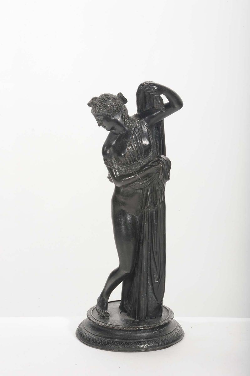 Scultura in bronzo brunito raffigurante figura femminile, XIX secolo  - Asta Antiquariato e Dipinti Antichi - Cambi Casa d'Aste