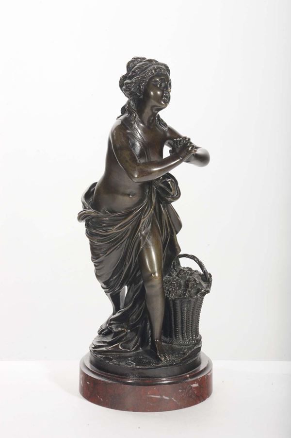 Scultura in bronzo raffigurante donna con cesto, XIX secolo