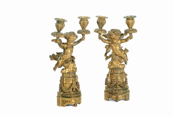 Coppia di candelieri in bronzo dorato a due luci, XVIII secolo